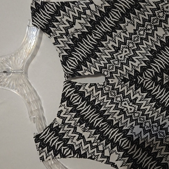 Bisou Bisou, Sz Med, Black, White, Print, Chiffon Style Fabric, Sheer, Layered - Picture 9 of 11